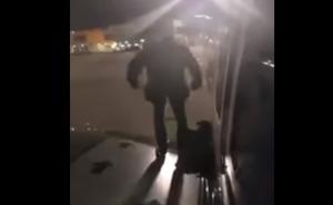 Ljut zbog kašnjenja: Putnik napustio avion kroz izlaz za hitne slučajeve
