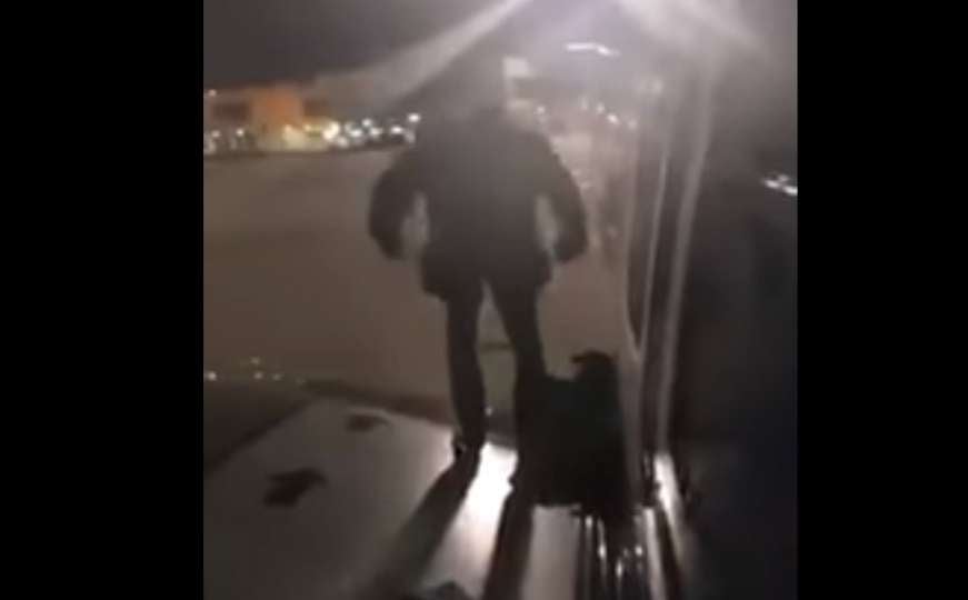 Ljut zbog kašnjenja: Putnik napustio avion kroz izlaz za hitne slučajeve