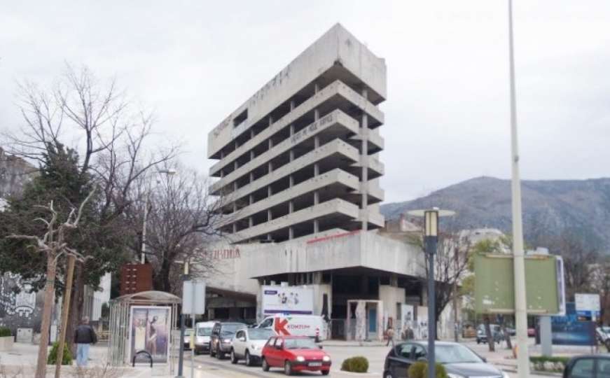 Dječak preminuo nakon pada sa zgrade Staklene banke u Mostaru
