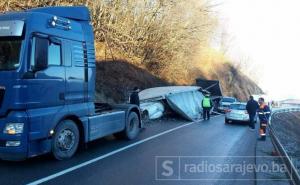 Saobraćajna nesreća kod Kladnja: Potpuno uništena prikolica kamiona