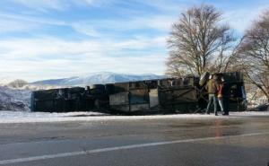 Četiri osobe povrijeđene u prevrtanju zagrebačkog autobusa kod Livna