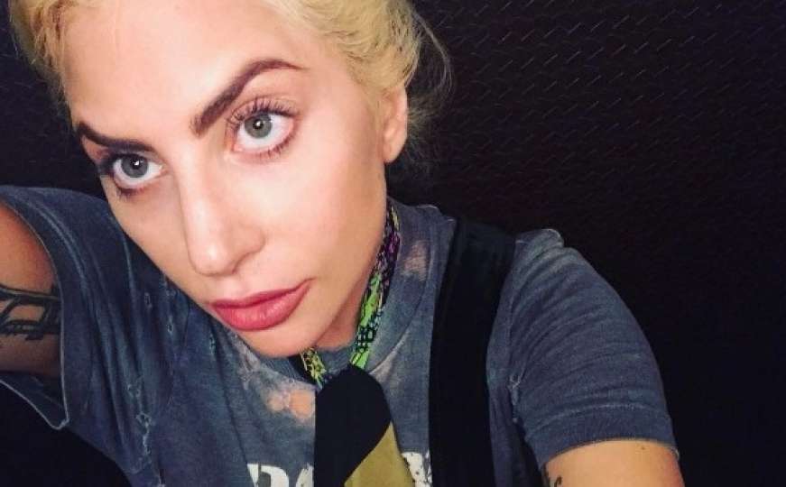 Lady Gaga pokazala tetovaže i guzu u minijaturnim tangama