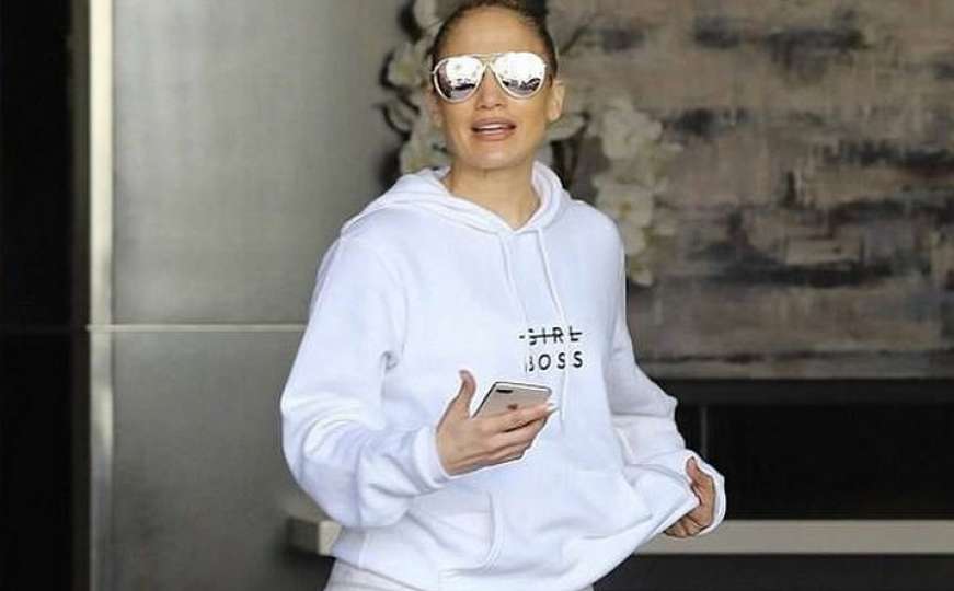Jennifer Lopez u ležernoj šetnji s dečkom pokazala bujne obline