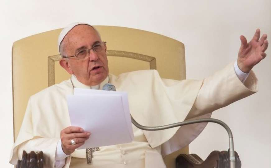 Papa Franjo: Ljudi su često sretni i s malo novca, dobrim zdravljem i zabavom