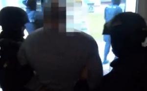 Snimak hapšenja muškarca, koji je prijetio da će bombom raznijeti zgradu 