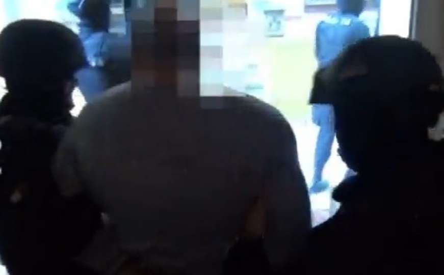 Snimak hapšenja muškarca, koji je prijetio da će bombom raznijeti zgradu 