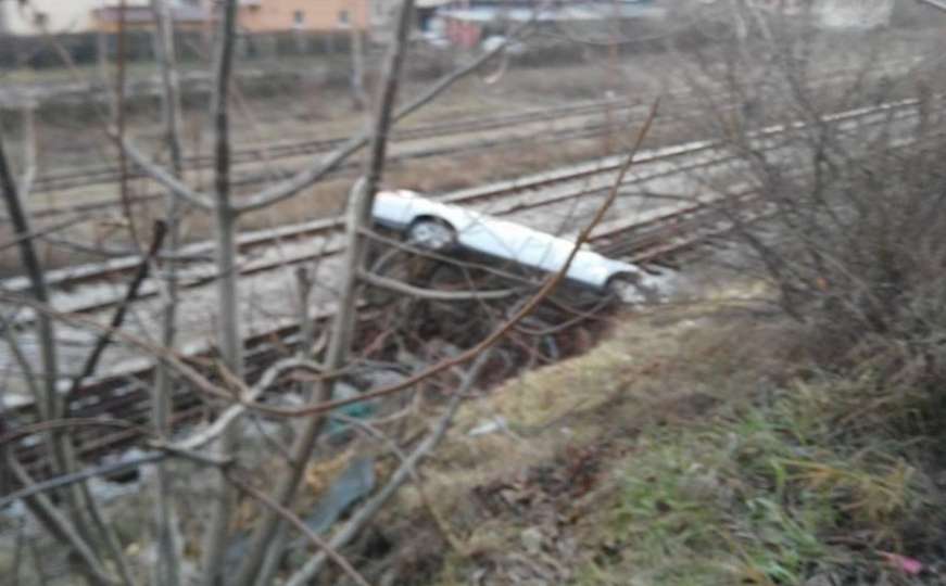 Udes u Sarajevu: Automobil sletio s ceste, prevrnuo se i završio na šinama