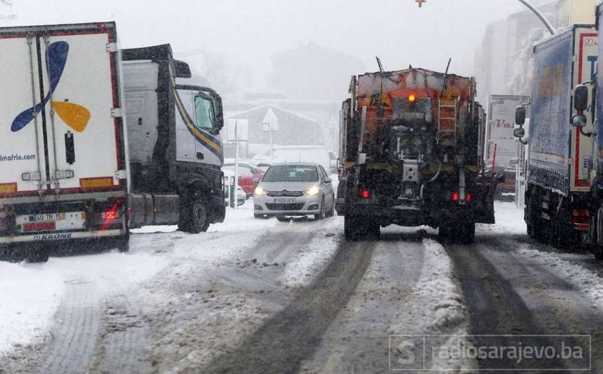 Španska vojska spašava vozače zaglavljene u snijegu