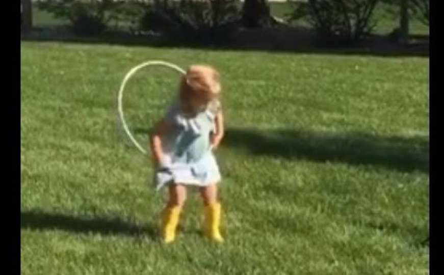 Preslatko: Kad djevojčica pokuša zavrtjeti hula-hop