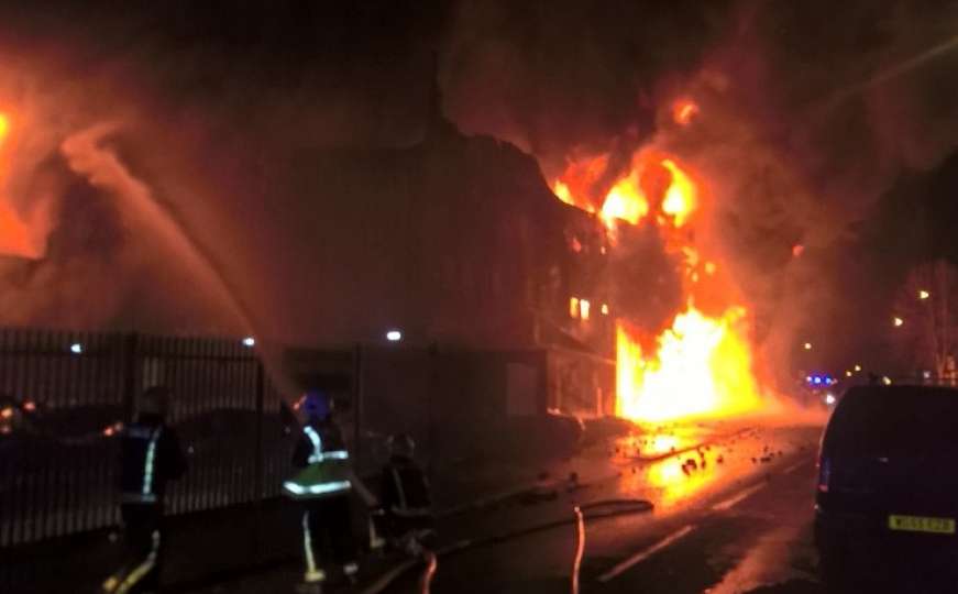 London: Požar progutao tvornicu, vatrene kugle letjele posvuda