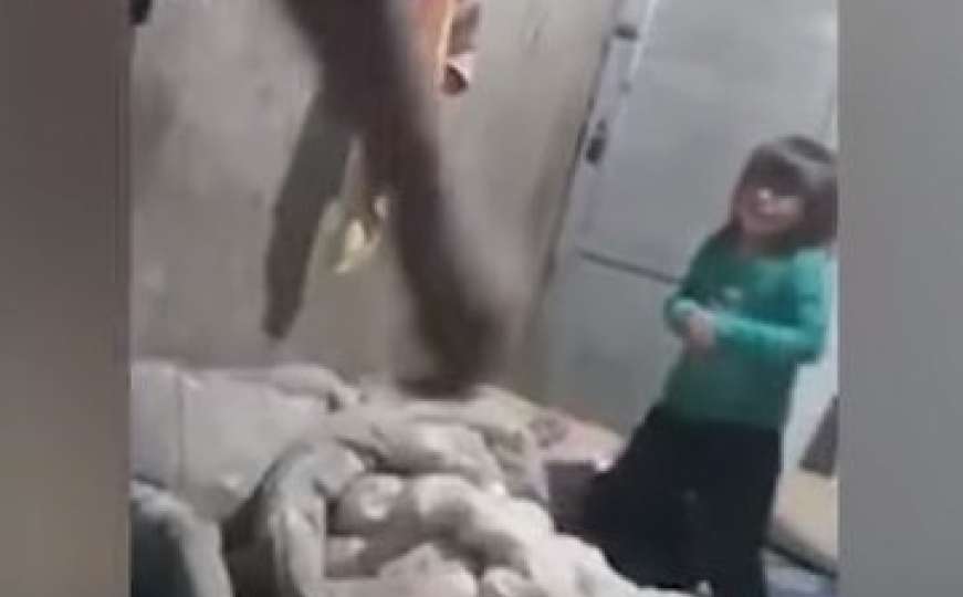 Snimljena žena kako brutalno tuče svoju kćerkicu