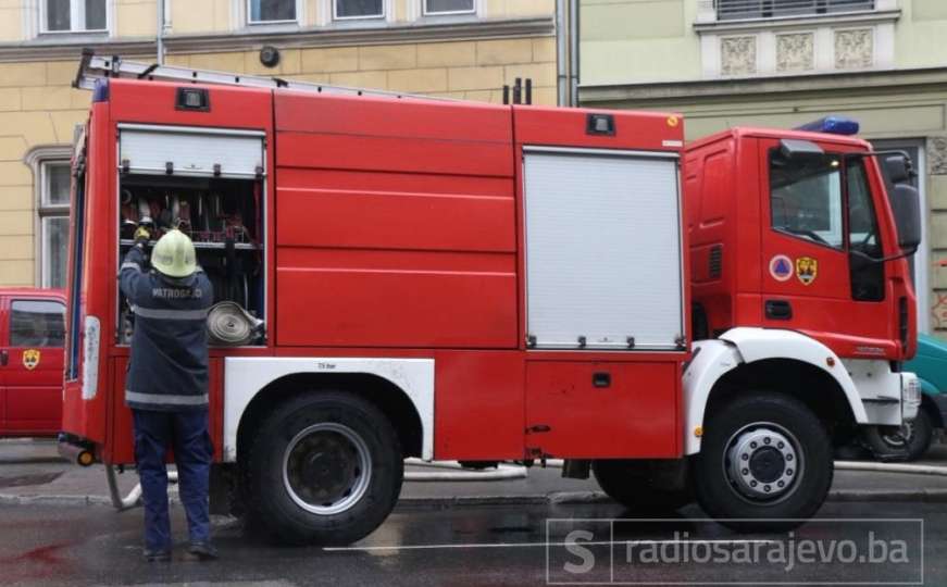 Požar u direkciji Vakufske banke, vatrogasci brzo intervenirali