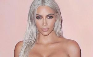 Kim Kardashian gola i bosa pozirala u kuhinji
