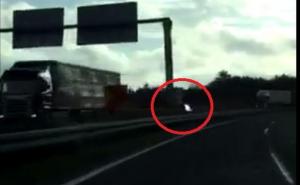 Rizikovao život svih vozača: Na autoputu vozio kombi suprotnom trakom