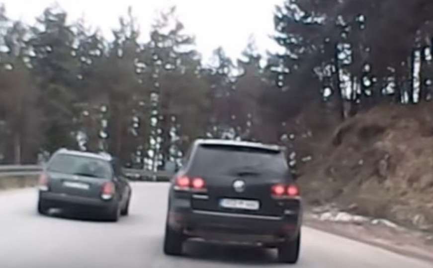 Na cesti kod Prijedora: Preticao automobil pa iz pištolja pucao na vozača