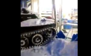 Pijani Rus ukrao oklopni transporter gusjeničar i njime udario u izlog radnje