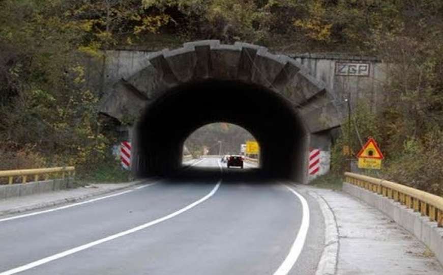 Jedna osoba povrijeđena u teškoj saobraćajnoj nesreći u tunelu Lapišnica