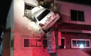 Automobil drogiranog vozača završio na spratu stomatološke ordinacije