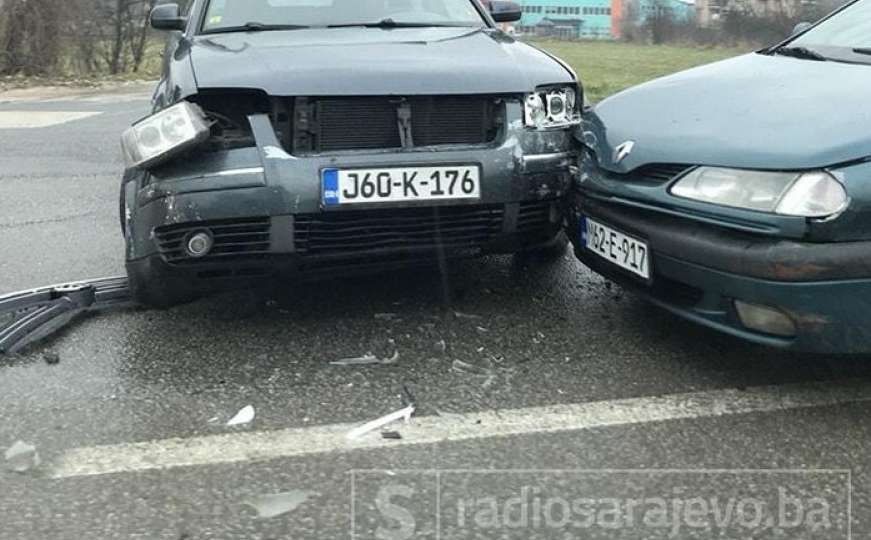 Dvije osobe povrijeđene u sudaru dva vozila u Rajlovcu
