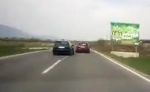 U posljednjoj sekundi izbjegnut sudar: Snimak opasne utrke dva golfa u Bihaću 