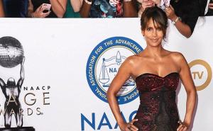 Halle Berry iznenadila pojavom na crvenom tepihu u prozirnoj haljini