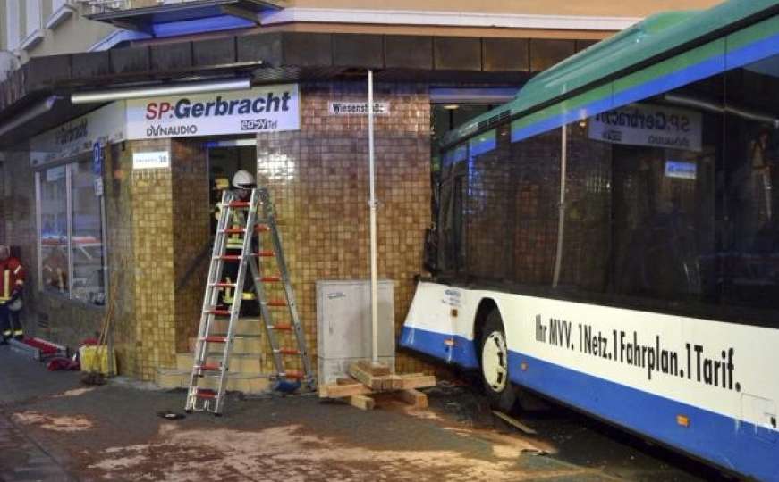 Njemačka: Školski autobus udario u kuću, 21 dijete povrijeđeno