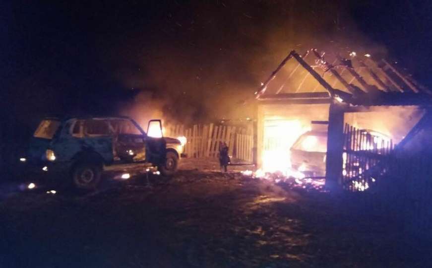 Povratnicima na Sokocu zapaljena dva automobila