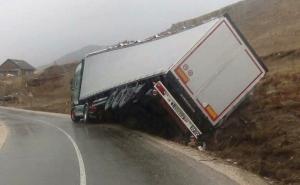 Kamion sletio s ceste na magistralnom putu Kupres-Šipovo 
