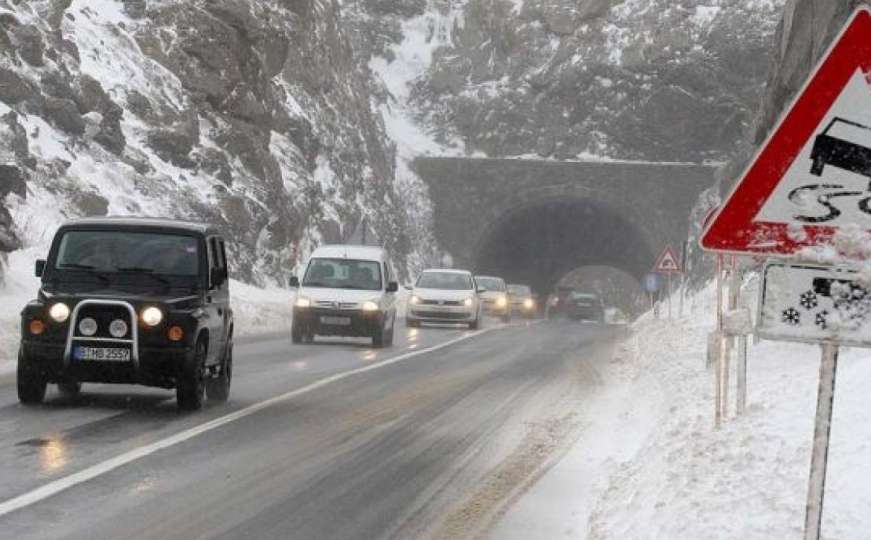 Snježne padavine uzrokovale probleme u pojedinim dijelovima BiH 