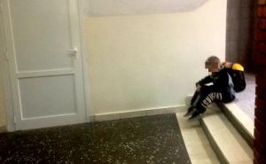 Dječak sam sjedi na hodniku, dok ostatak razreda ima vjeronauku 