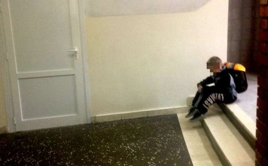 Dječak sam sjedi na hodniku, dok ostatak razreda ima vjeronauku 