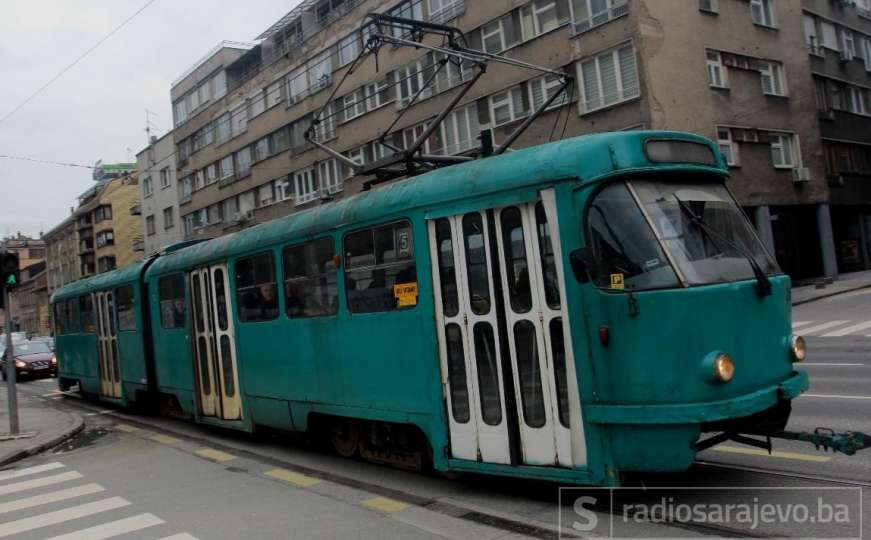 Jedna osoba povrijeđena u sudaru tramvaja i taksija na Marijin-Dvoru