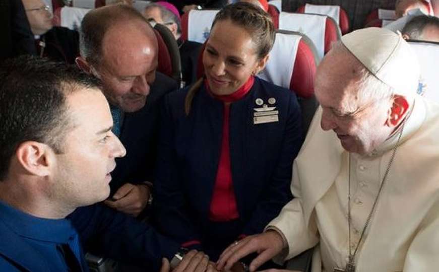 Airbus zamijenio crkvu: Papa Franjo vjenčao par u avionu