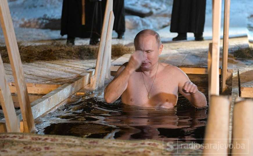 Za Časni krst: Putin se okupao u zamrznutom jezeru