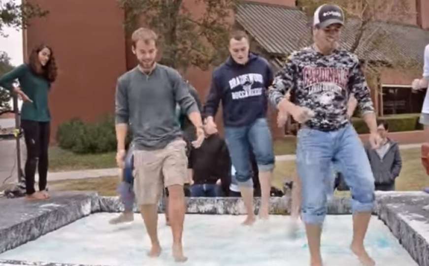 Čudo iz Teksasa: Američki studenti hodaju i rade sklekove na vodi