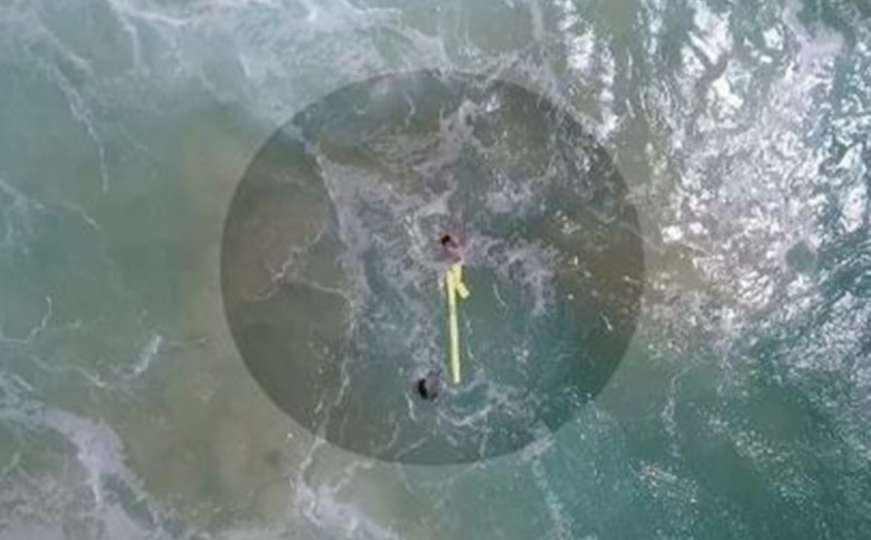 Prvi put u Australiji plivače spasio dron