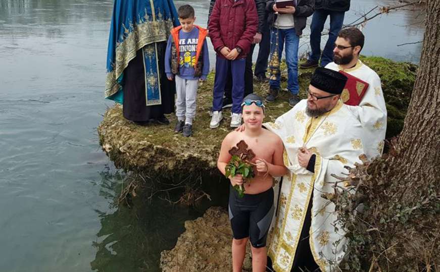 Dječak Pavle Komlen prvi doplivao do časnog krsta u Neretvi