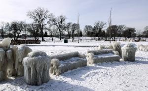 Niske temperature u SAD-u: Visoki valovi i zamrzavanje plaže u Chicagu