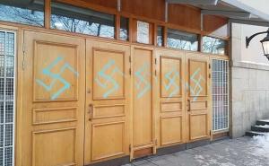 Rasistički napad: Na džamiji iscrtani kukasti križevi