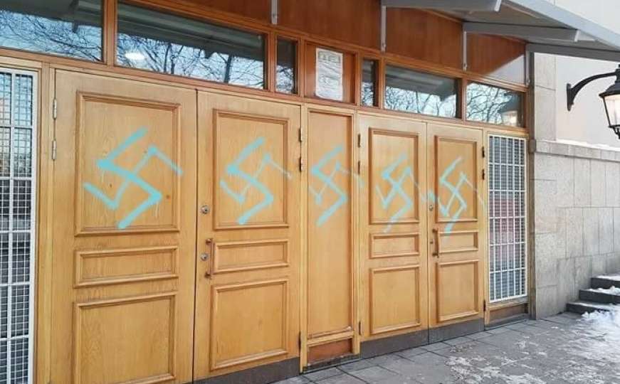 Rasistički napad: Na džamiji iscrtani kukasti križevi