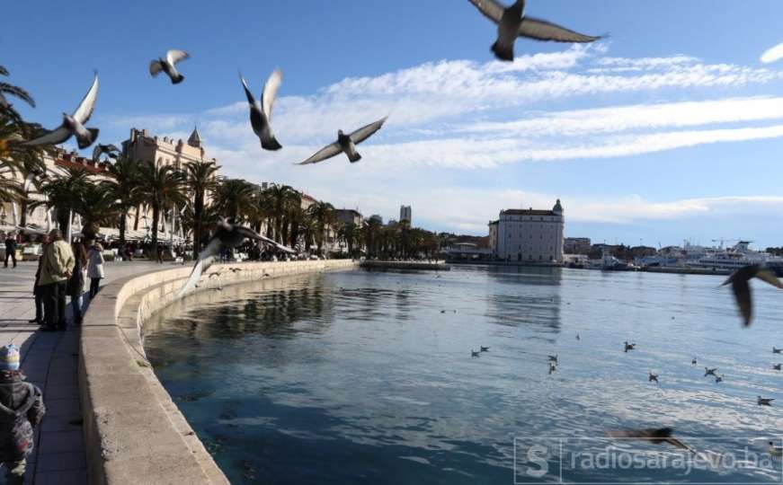 Suncem okupan Split: Galebovi, more i gradska riva usred januara