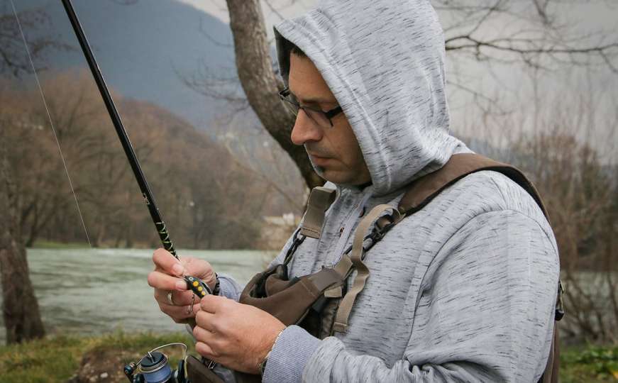 Aleksandar Miljković iz Banje Luke pravi mamce za ribolov i lovi kapitalce