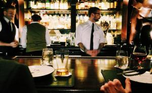 Konobari otkrili zašto vas ignoriraju dok pokušavate naručiti piće