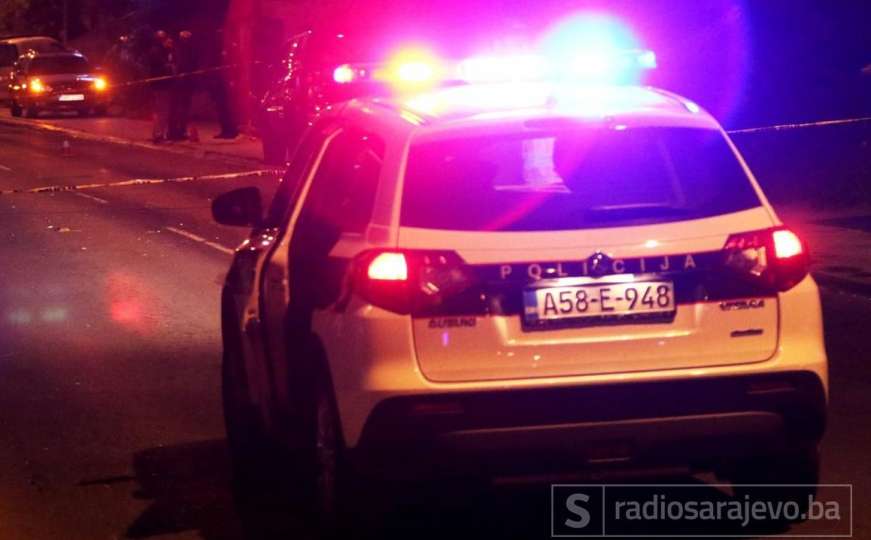 Nakon tuče i pljačke u Sarajevu, mladić uhapšen pa oštetio policijsko vozilo