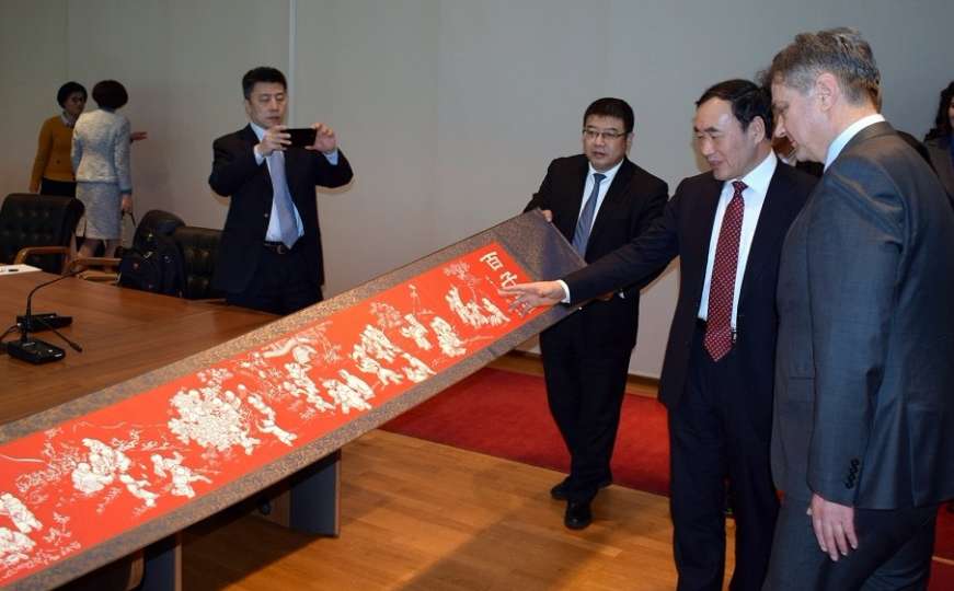 Kineski gradonačelnik Zvizdiću uručio poklon od djece Tianjina 