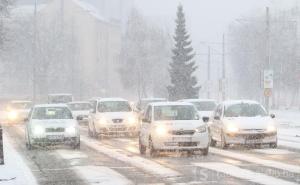 Snijeg otežao saobraćaj u Sarajevu, ekipe Rada od jutros na terenu