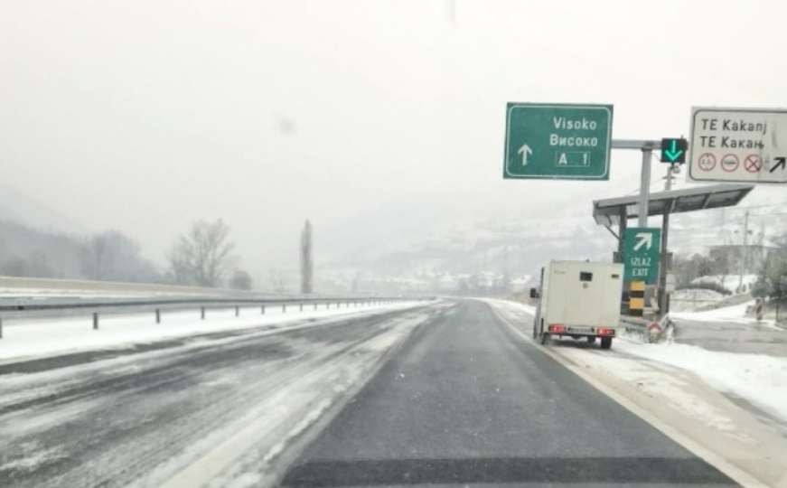 Snijeg otežao vožnju autoputem A-1, očišćena samo jedna traka 