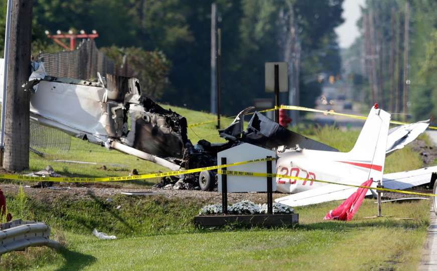 U sudaru aviona i helikoptera u zraku poginule četiri osobe