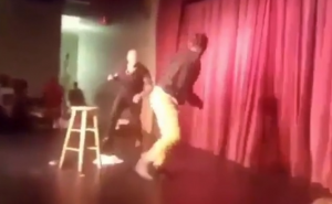 Stand-up komičar brutalno napadnut tokom predstave 