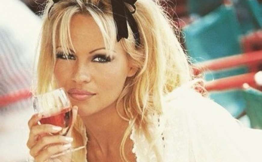 Pamela Anderson se zaljubila u nogometaša Adila, planira preseljenje 